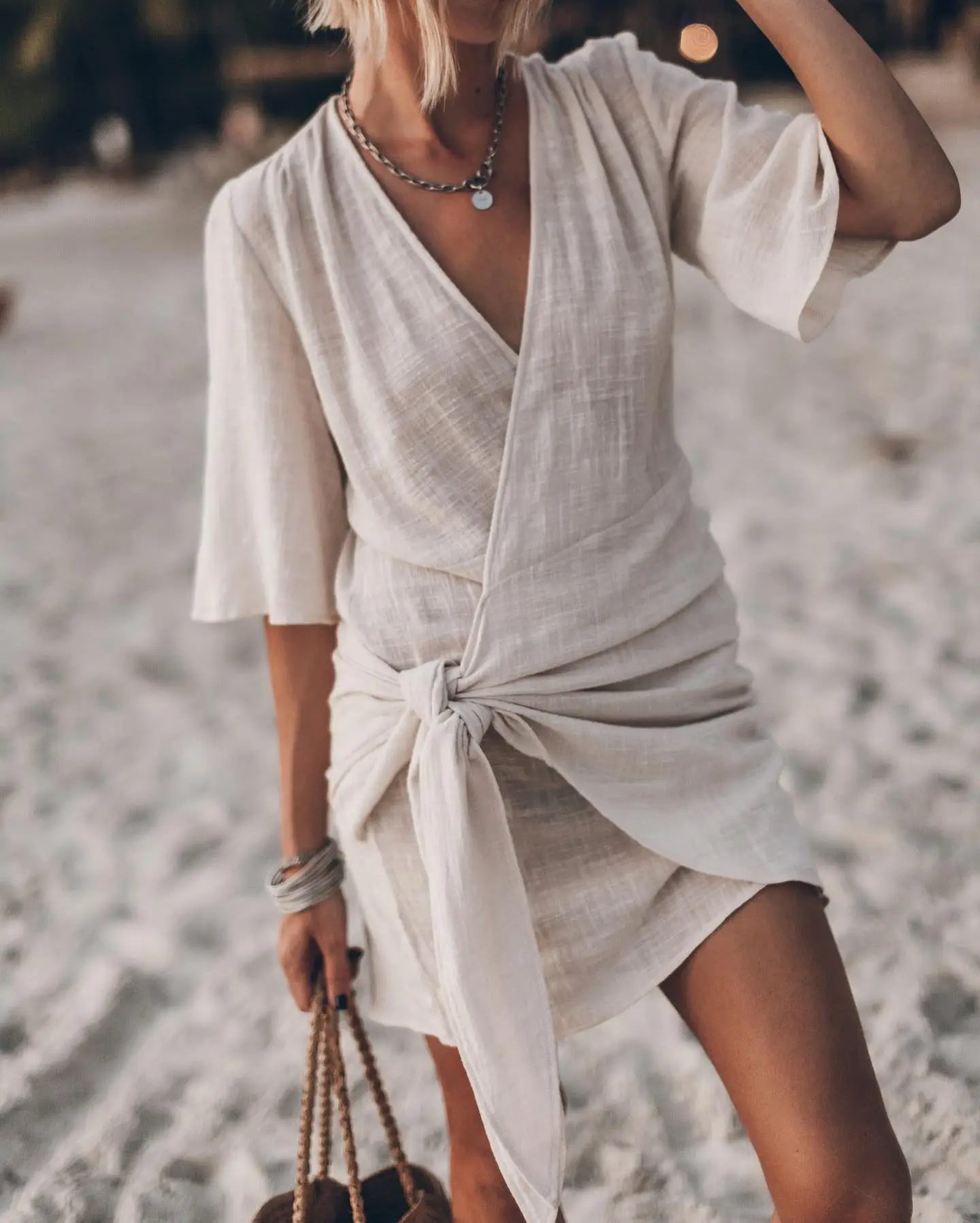 Robe en lin chic et décontractée, parfaite pour un look naturel et élégant.