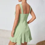 Robe cintrée pastel vert avec ourlet volanté.