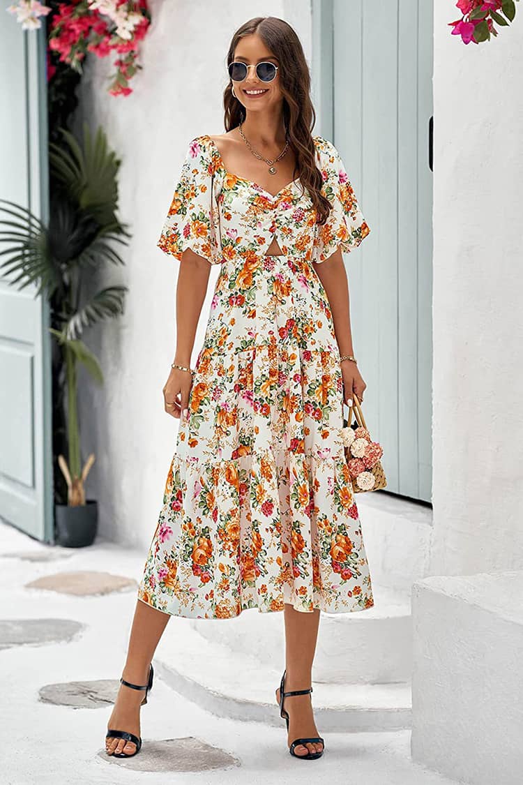 Robes à Imprimés - Robe longue à imprimés floraux multicolores, avec des manches courtes et un décolleté en cœur, pour un style élégant et décontracté.