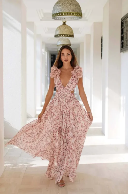 Robe longue à imprimés roses, une pièce incontournable pour un Look Bohème Chic élégant.