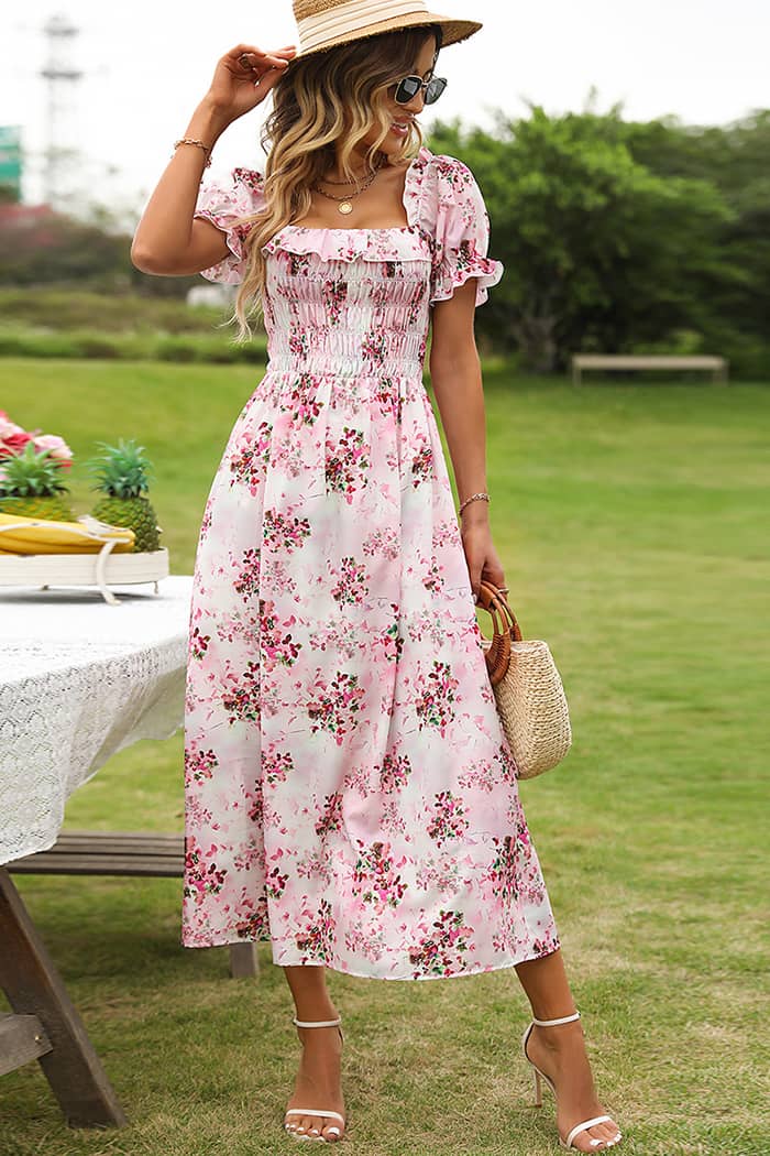 Robe midi fleurie avec détails froncés, évoquant le charme du style vintage.