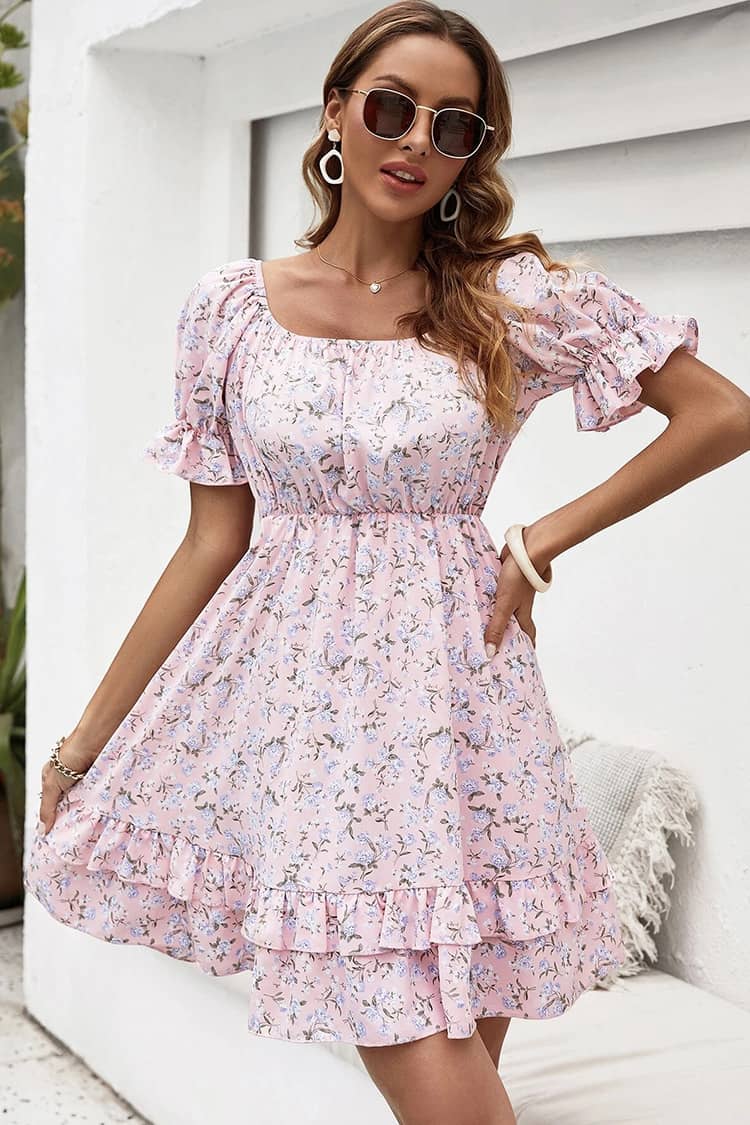 Robe rose à volants avec imprimé floral, parfaite pour un style vintage romantique.