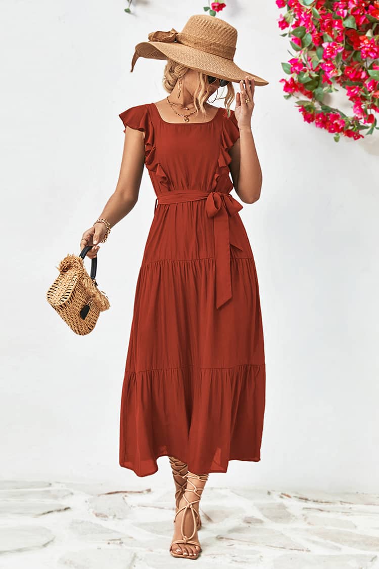 Robe rouge fluide avec accessoires robe bohème, chapeau et panier en osier.