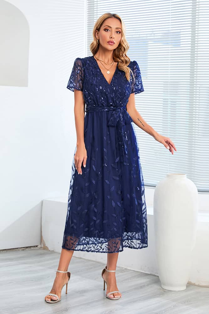 Robes de Soirée Champêtres en dentelle bleu marine, élégantes et parfaites pour un style chic.