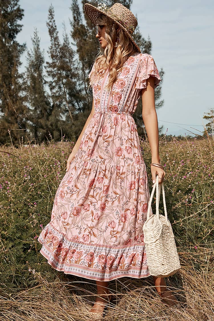 Robes bohèmes fleuries roses avec volants, parfaites pour un style vintage champêtre.