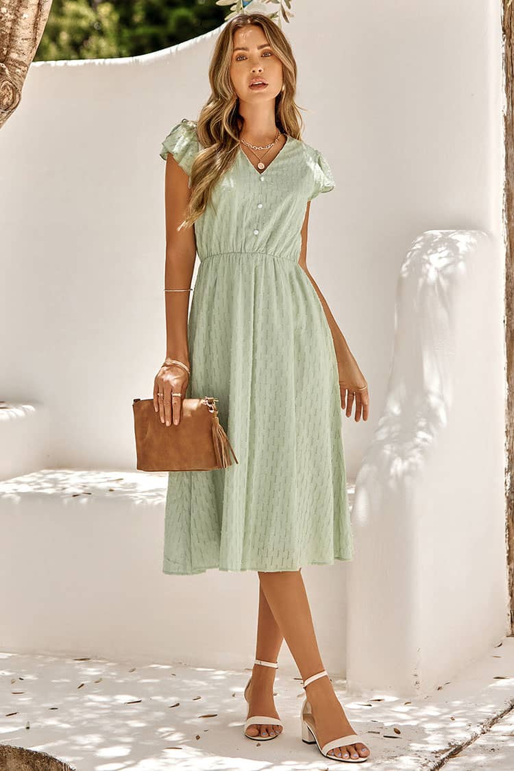 Robe verte pastel en coupe midi, fraîche et romantique pour les tendances robes de soirée.