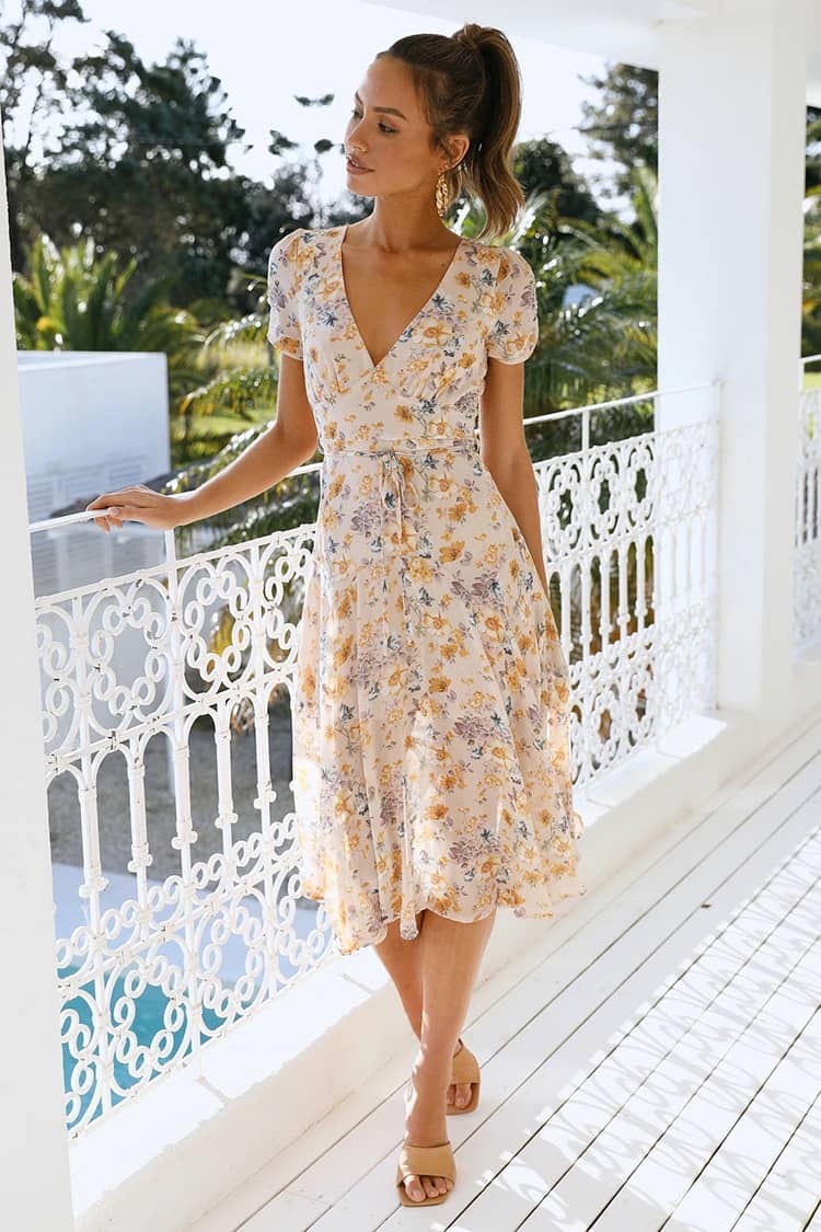 Robe florale midi avec décolleté en V, un must-have des tendances robes de soirée 2025.