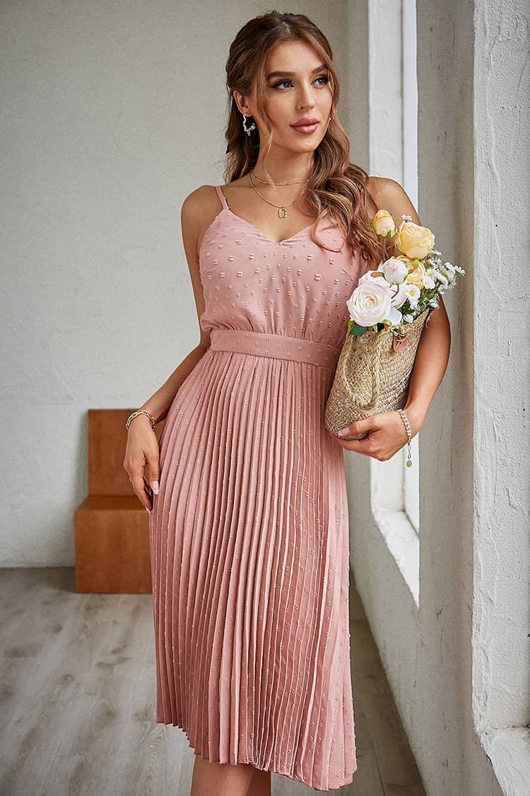 Robe rose plissée avec détails perlés, symbole de glamour dans les tendances robes de soirée.