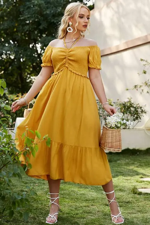 Robe brodée bohème jaune à épaules dénudées, féminine et fluide pour l’été.