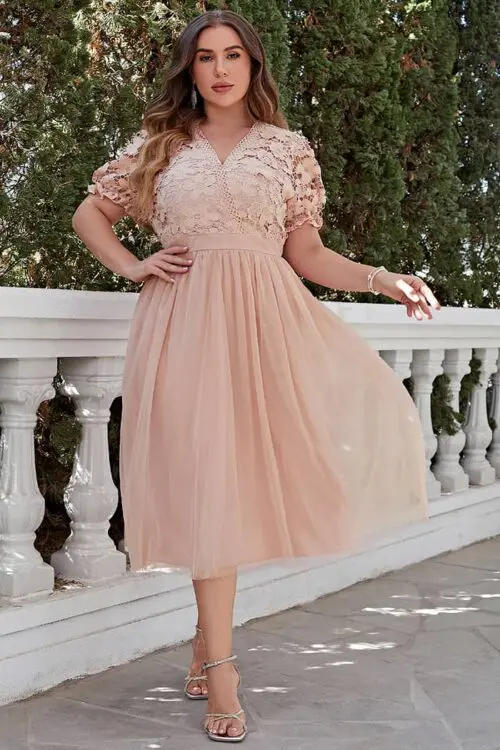 Robe brodée mi-longue en dentelle rose poudré, chic et raffinée pour les grandes occasions.