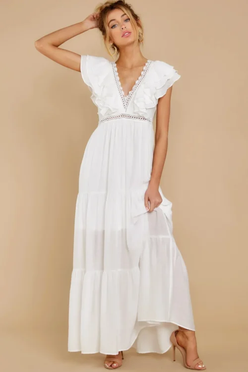 Élégante robe brodée blanche, longue et fluide, parfaite pour un look bohème chic.