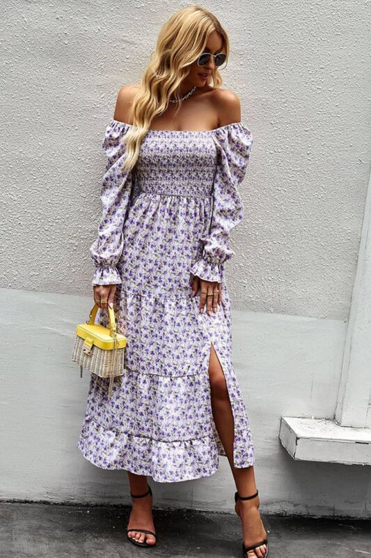Robe demoiselle d’honneur champêtre à fleurs lilas, coupe longue et fendue avec manches bouffantes et encolure bardot.