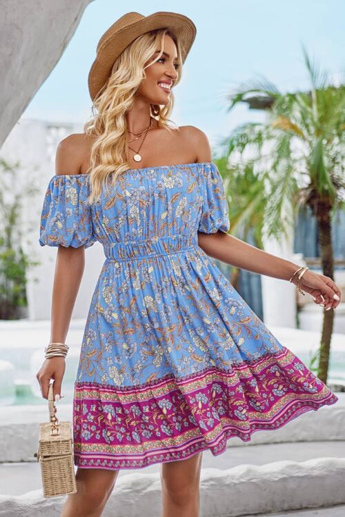 Robe bleu ciel à fleurs avec épaules dénudées parfaite pour une robe mère de la mariée champêtre estivale.
