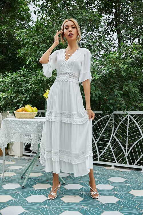 Robe demoiselle d’honneur champêtre blanche longue avec dentelle et volants, parfaite pour une cérémonie romantique et naturelle.