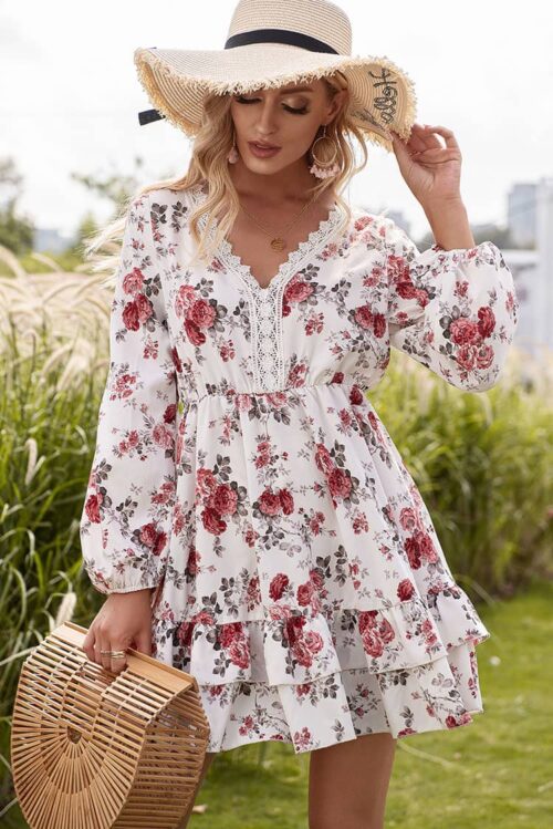 Robe blanche fleurie à manches longues avec volants, parfaite en robe mère de la mariée champêtre romantique.