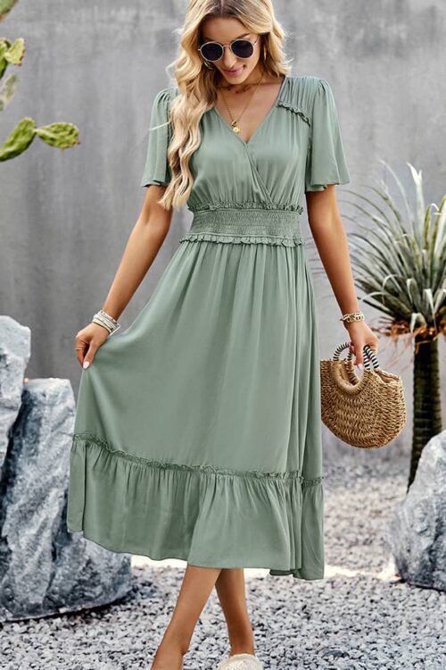 Robe midi vert sauge avec taille froncée et manches courtes, modèle idéal de robe mère de la mariée champêtre chic.