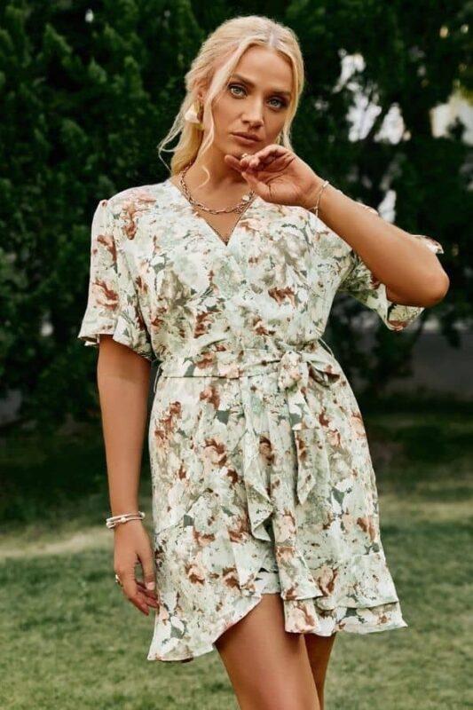 Femme en robe champêtre grande taille portefeuille verte à motifs floraux vintage