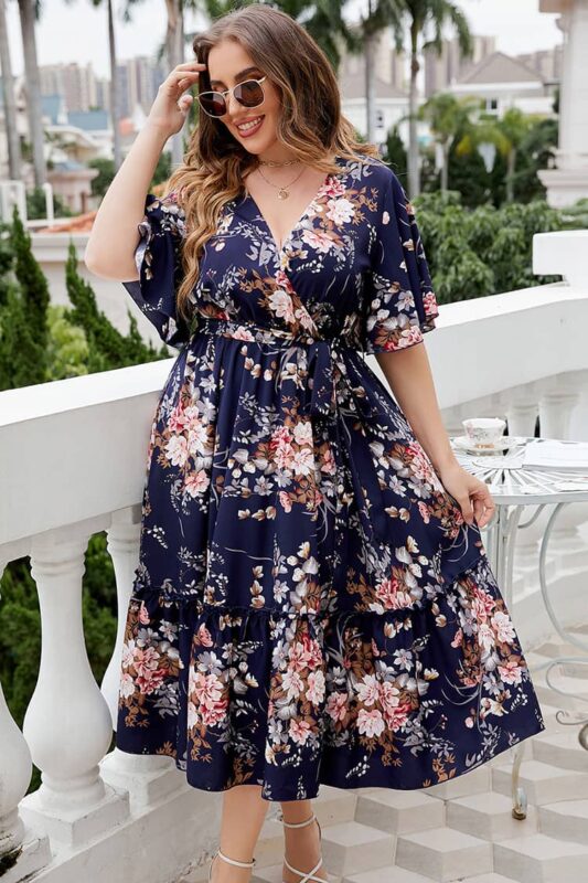Robe champêtre grande taille bleue marine à fleurs, coupe empire flatteuse et moderne